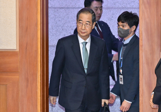 헌법재판소가 한덕수 국무총리의 탄핵 여부를 24일 결정한다. 작년 12월 27일 탄핵 소추된 때로부터 87일 만이다. 사진은 지난 2월 19일 헌법재판소에서 진행된 탄핵심판 첫 변론기일에 출석하는 한덕수 국무총리. [공동취재·연합뉴스]